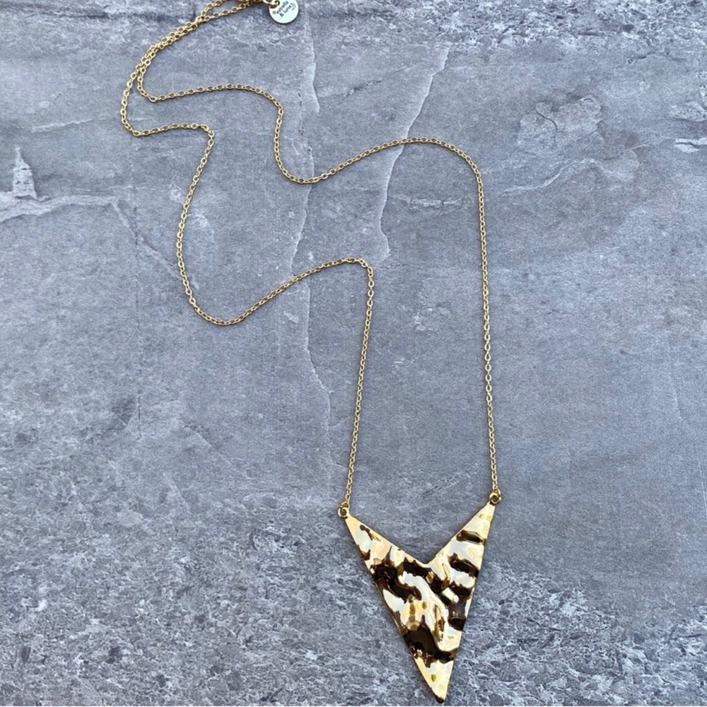 Gold Rippled Arrowhead Necklace - Picture 4 of 4